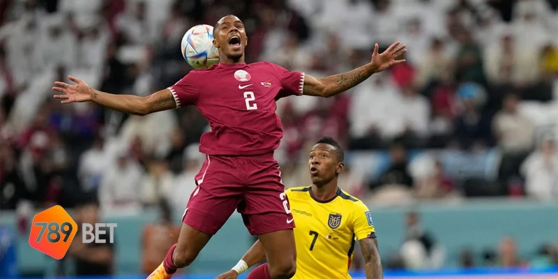 Pedro Miguel của Qatar tranh bóng với Pervis Estupiñán của Ecuador